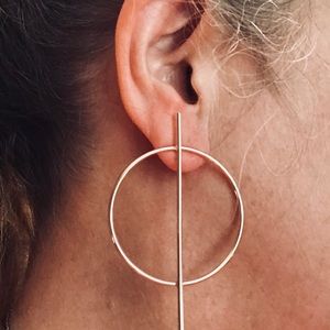 CROSSED HOOP PIERCED EARRINGS